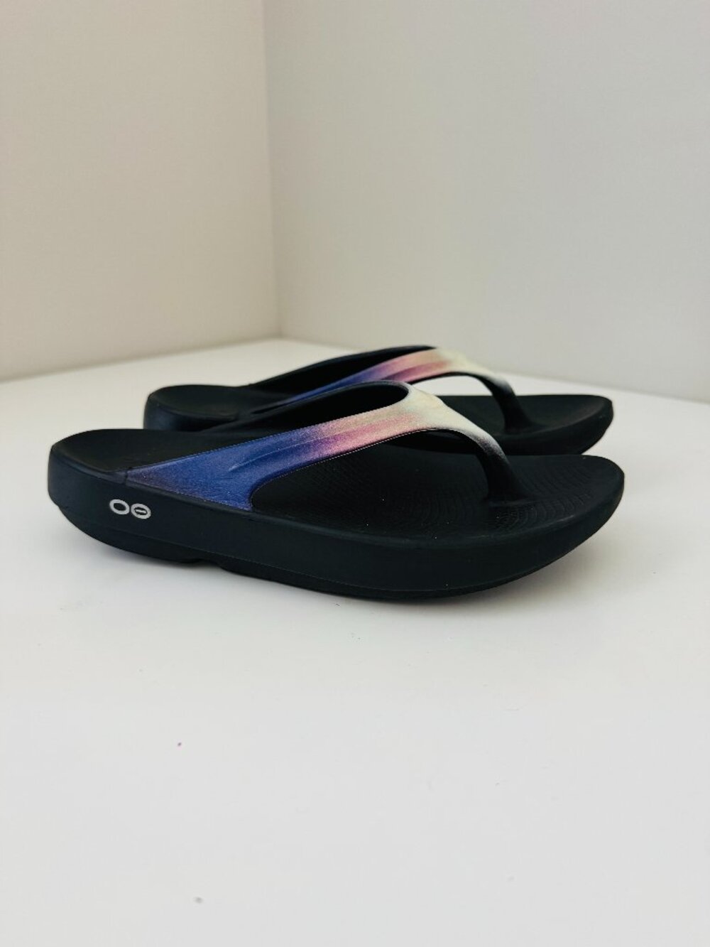Oofos Iridescent Thong Flip Flop Womens 7 Recovery Sandal EU38 Black Sole
